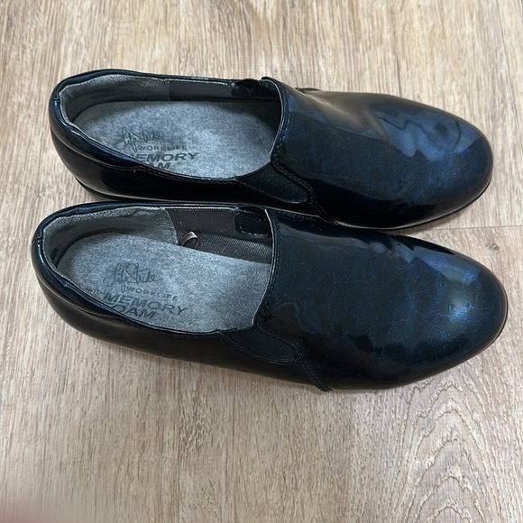 LIFESTRIDE | Women's Buzz Navy Faux Patent Slip On Memory Foam Loafers - Picture 2 of 6